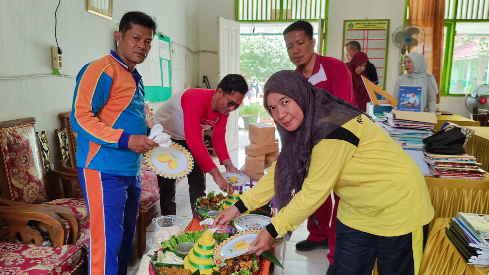 Tradisi Tumpeng sebagai Sarana Edukasi Nilai Kultural dan Nasionalisme di Lingkungan Madrasah