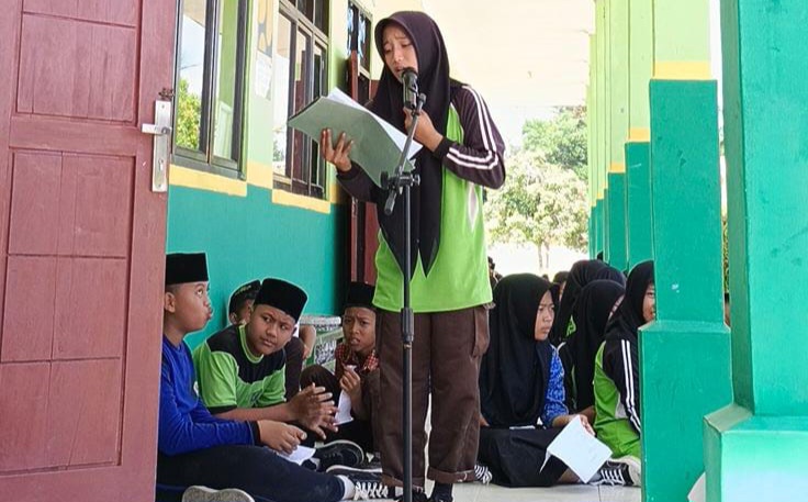 Siswa MTsN 2 Way Kanan Tunjukkan Bakat dalam Lomba Puisi Kemerdekaan
