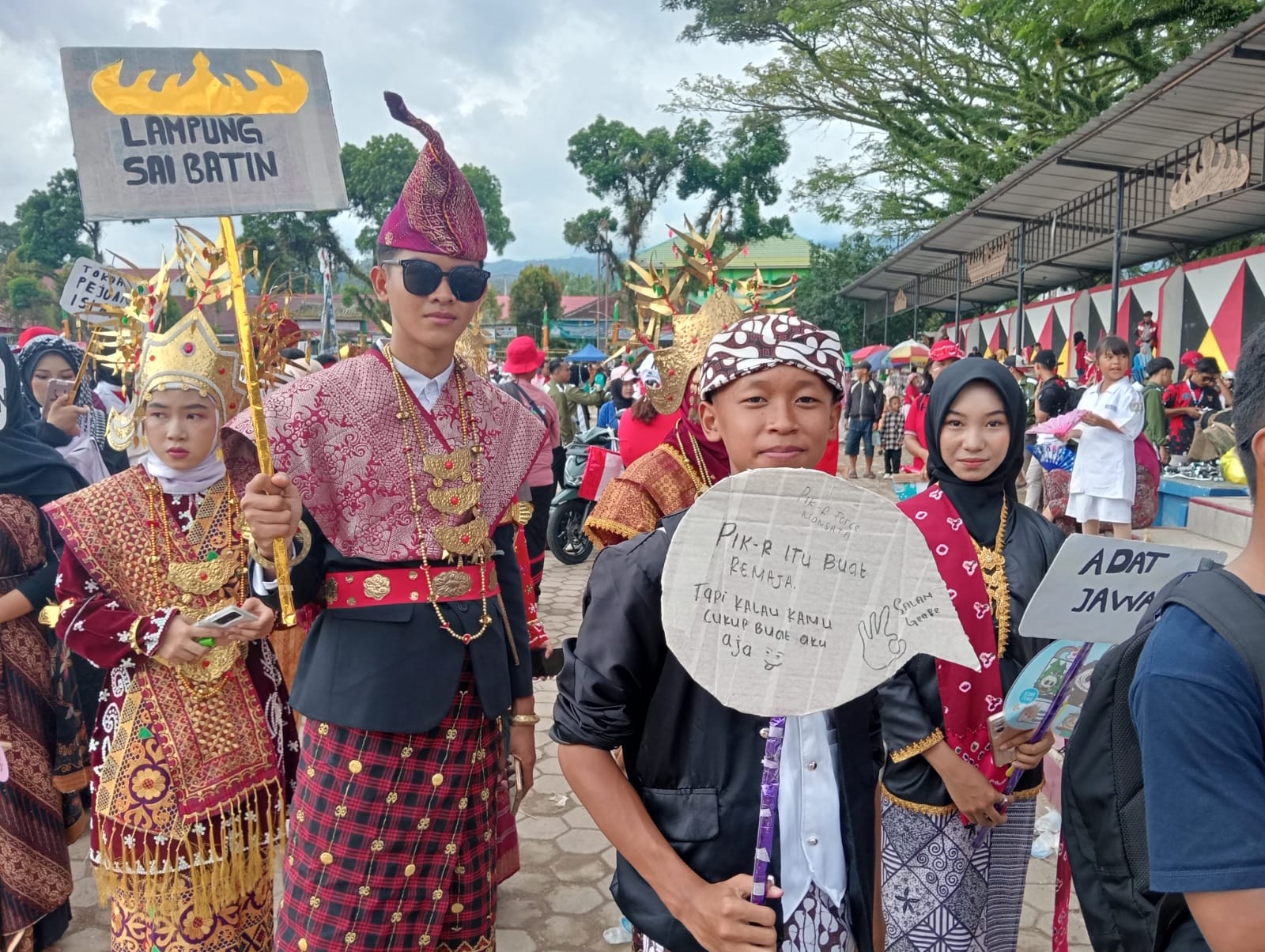 Peserta Didik MAN 1 Tanggamus  Ikut Partisipasi Pada Karnaval HUT RI Ke-80 dengan Kostum Spektakuler 
