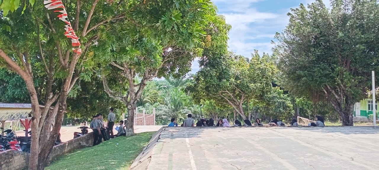 Belajar di Bawah Rindangnya Pohon, MAN 1 Way Kanan Ciptakan Suasana Edukatif dan Ekologis