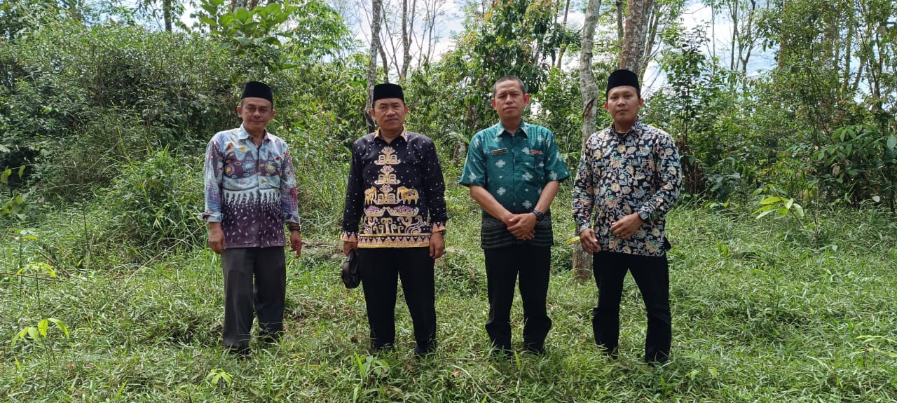 Wujudkan KUA Representatif, Kakankemenag Way Kanan Tinjau Lokasi Tanah Hibah KUA Kasui