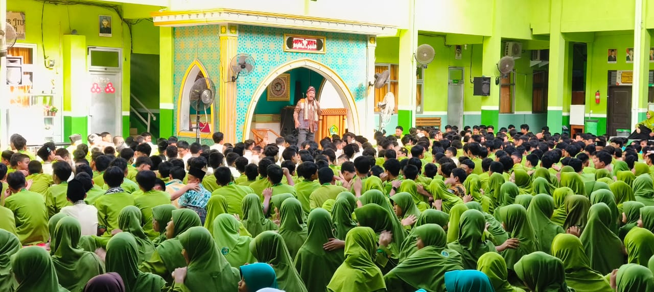 Peduli Palestina; MTsN 1 Bandar Lampung Bersama Rumah Zakat Gelar Road Show Mendongeng