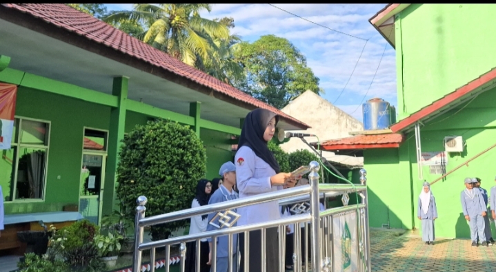 Jadi Pembina Upacara Bendera di MAN 1 Tanggamus, Meli Septania Sampaikan Amanatnya