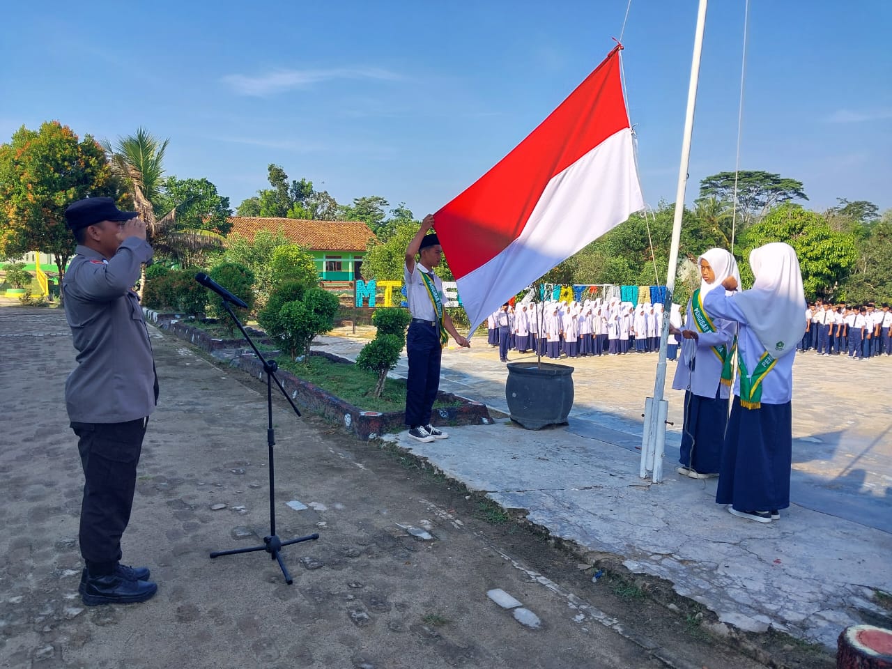 MTsN 2 Way Kanan Gelar Upacara Bendera, Brigpol Joni Tekankan Disiplin dan Anti-Bullying