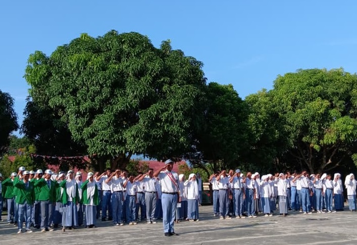Tegas dan Inspiratif: Kepala TU MAN 1 Way Kanan Sampaikan Tiga Pesan Strategis di Upacara Senin