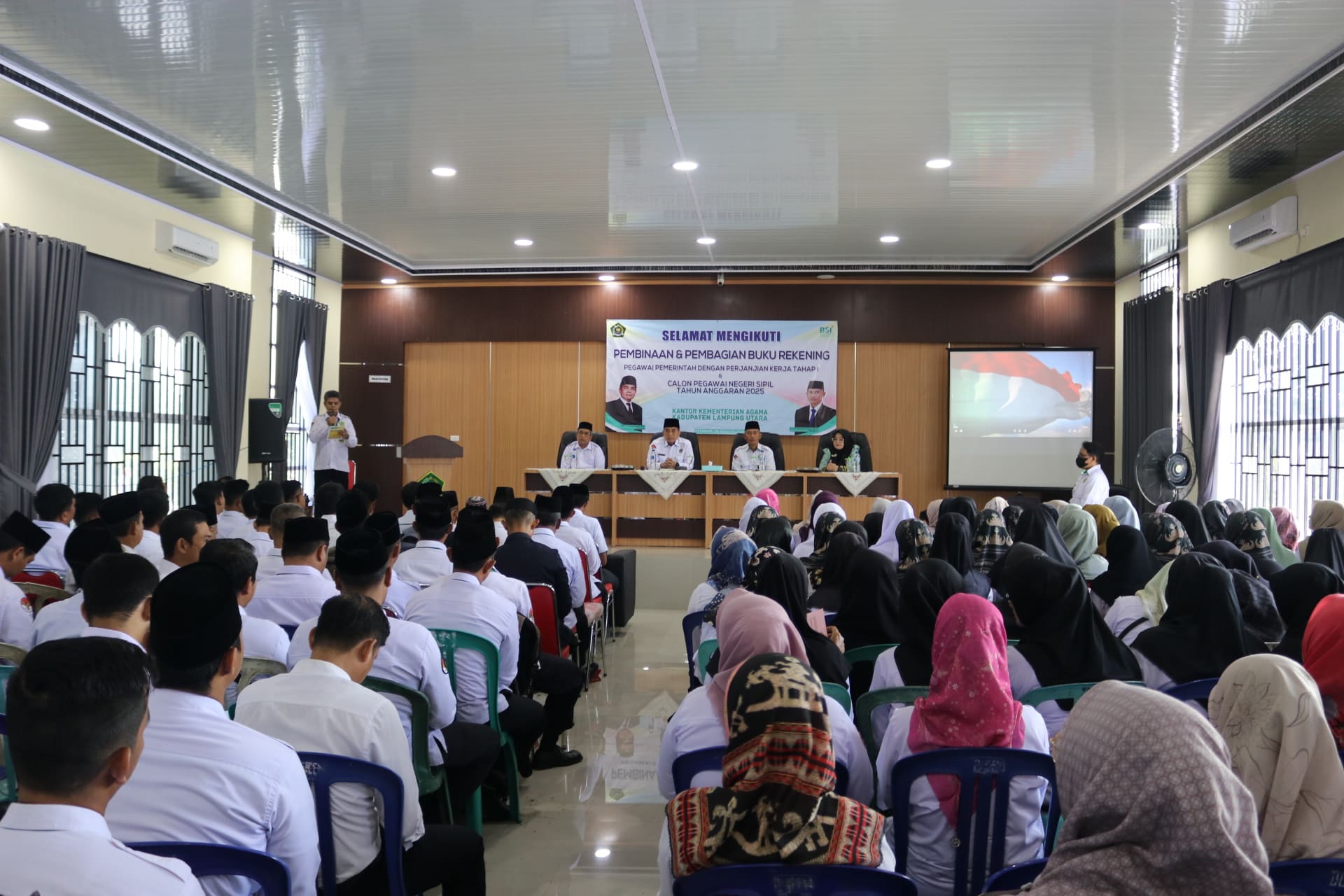 244 PPPK Tahap 1 Dan CPNS 2025 Kemenag Lampung Utara Ikuti Pembinaan Dan Terima Buku Rekening