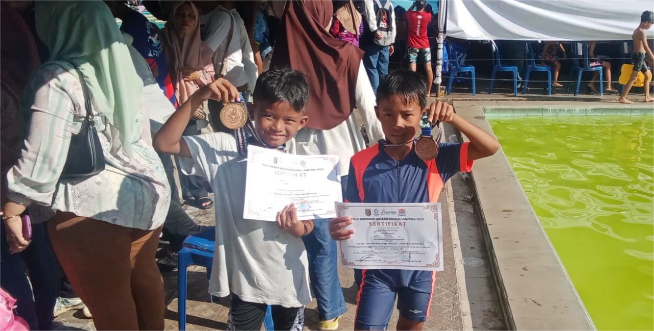 2 Siswa MIN 1 Bandar Lampung Juara Renang Antar Perkumpulan dan Pelajar Se-Sumatera Piala Gubernur Invitasi Renang Lampung Tahun 2025