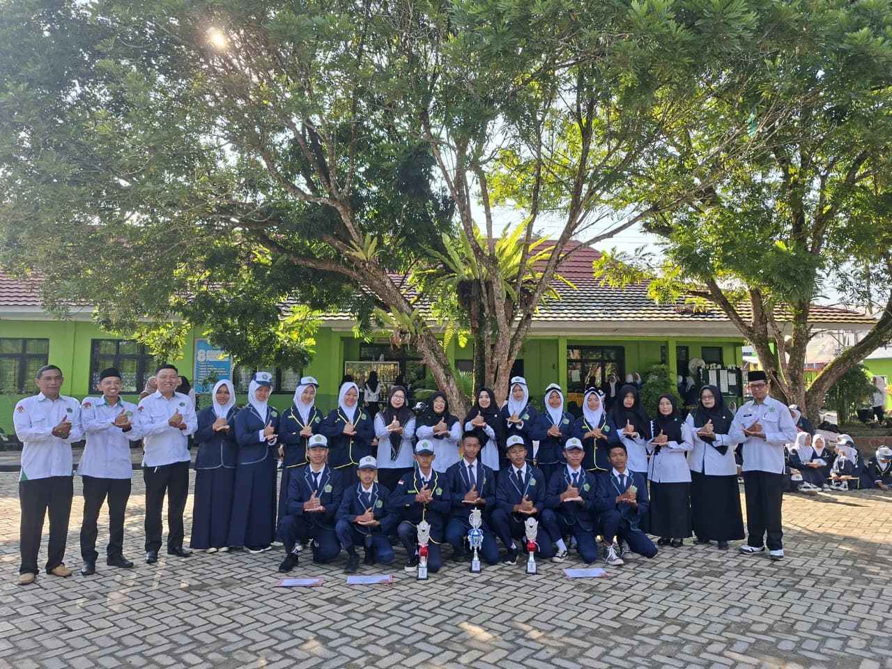 MTsN 1 Lampung Barat Ukir Prestasi di Jamran 2025, Serahkan Tiga Piala ke Madrasah