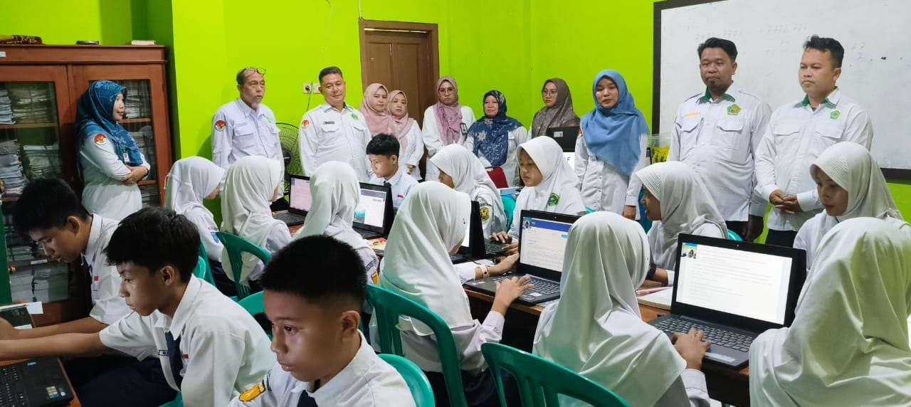 Kepala Tim Bidang Kurikulum Kanwil Kemenag Provinsi Lampung Tinjau Pelaksanaan ANBK 2025 di MTsN 1 Bandar Lampung