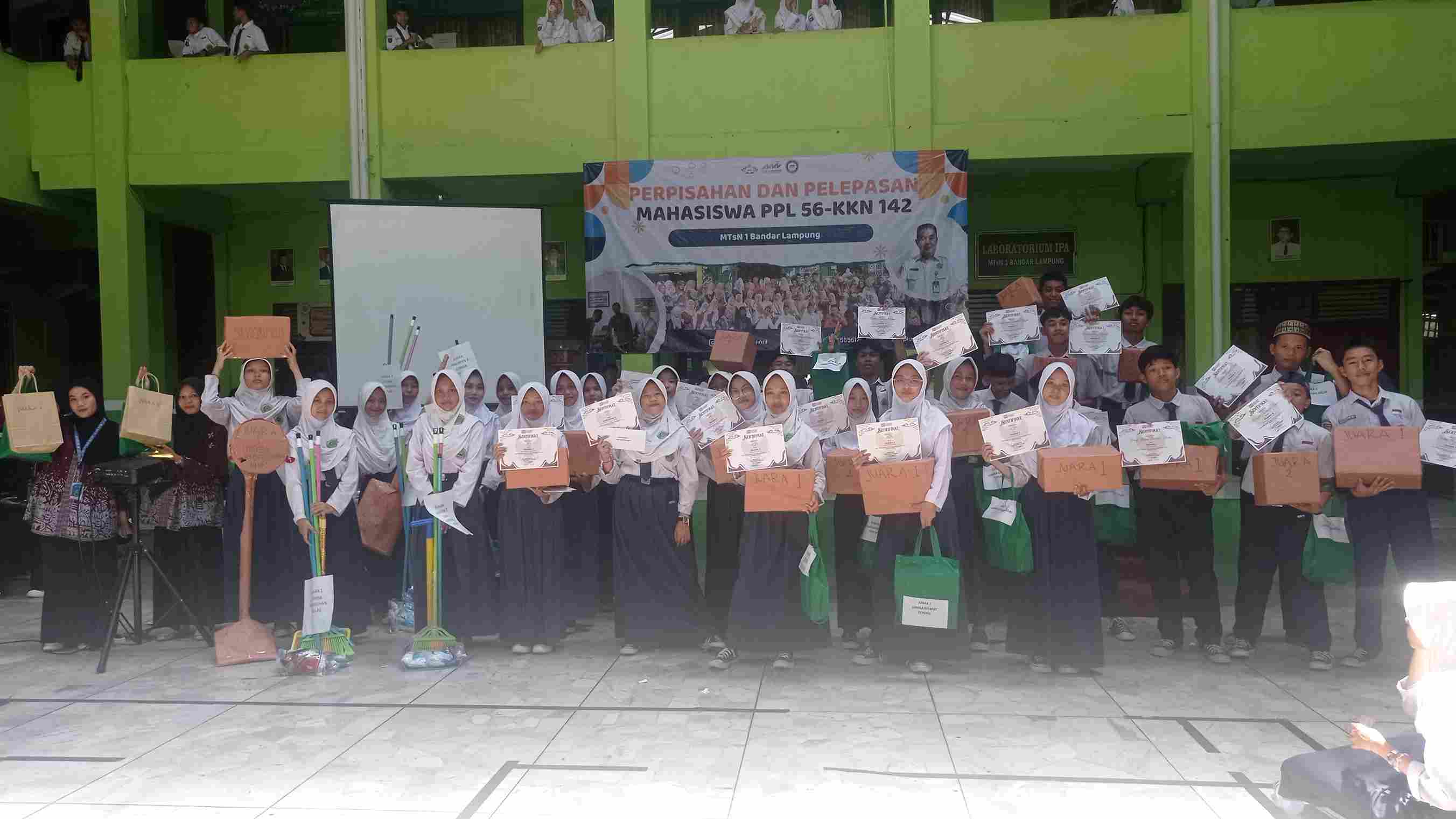 Antusias Siswa MTsN 1 Bandar Lampung dalam Mengikuti Pembagian Hadiah Lomba HUT ke-80 RI