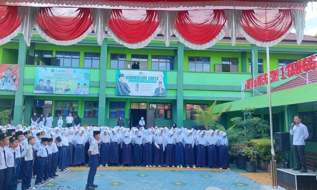Nadhom Ala La Bergema di Lapangan MTsN 1 Tanggamus, Ahmad Nastain Ingatkan Siswa bahwa Ilmu adalah Perhiasan dan Penuntun Hidup