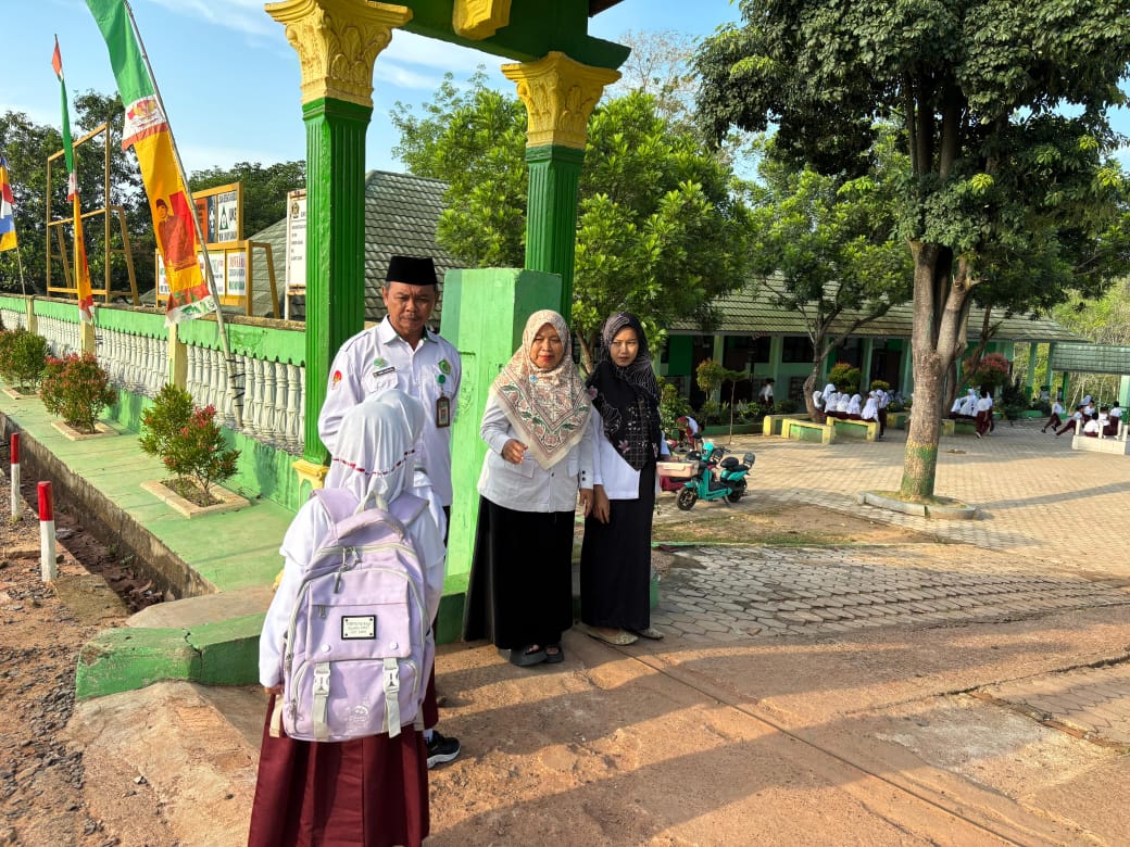 Hangatnya Sambutan Kepala Madrasah dan Guru Piket, Awali Hari Belajar di MIN 3 Way Kanan