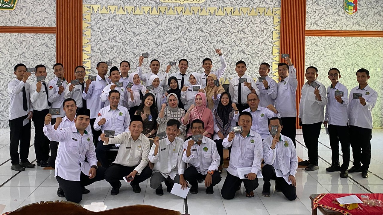 Kemenag Tanggamus Gelar Penyerahan dan Penandatanganan Buku Rekening Gaji CPNS 2025