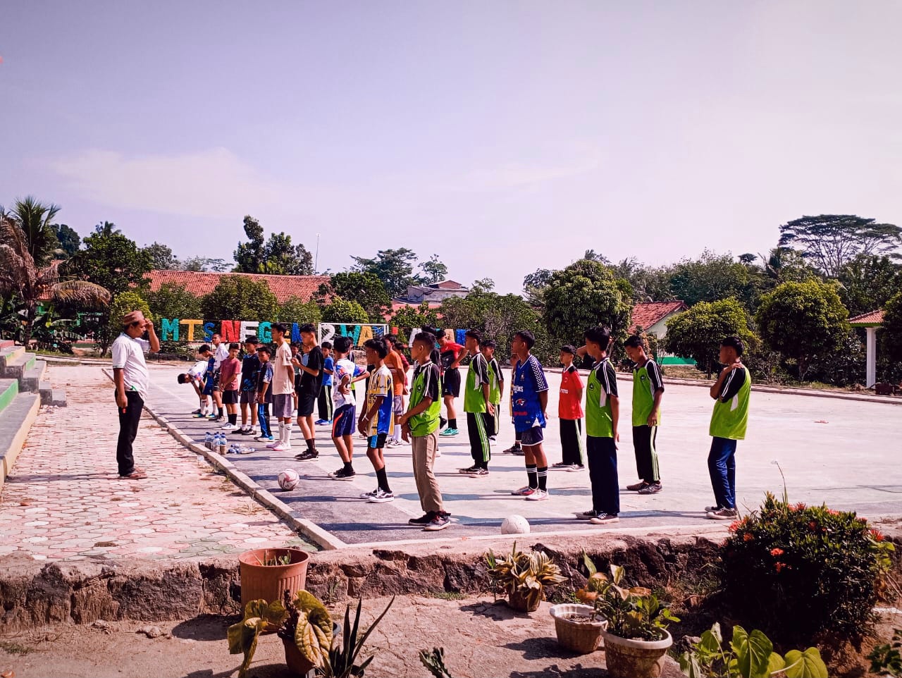 Siswa MTsN 2 Way Kanan Tetap Semangat Ikuti Ekstrakurikuler Futsal di Bawah Terik Matahari