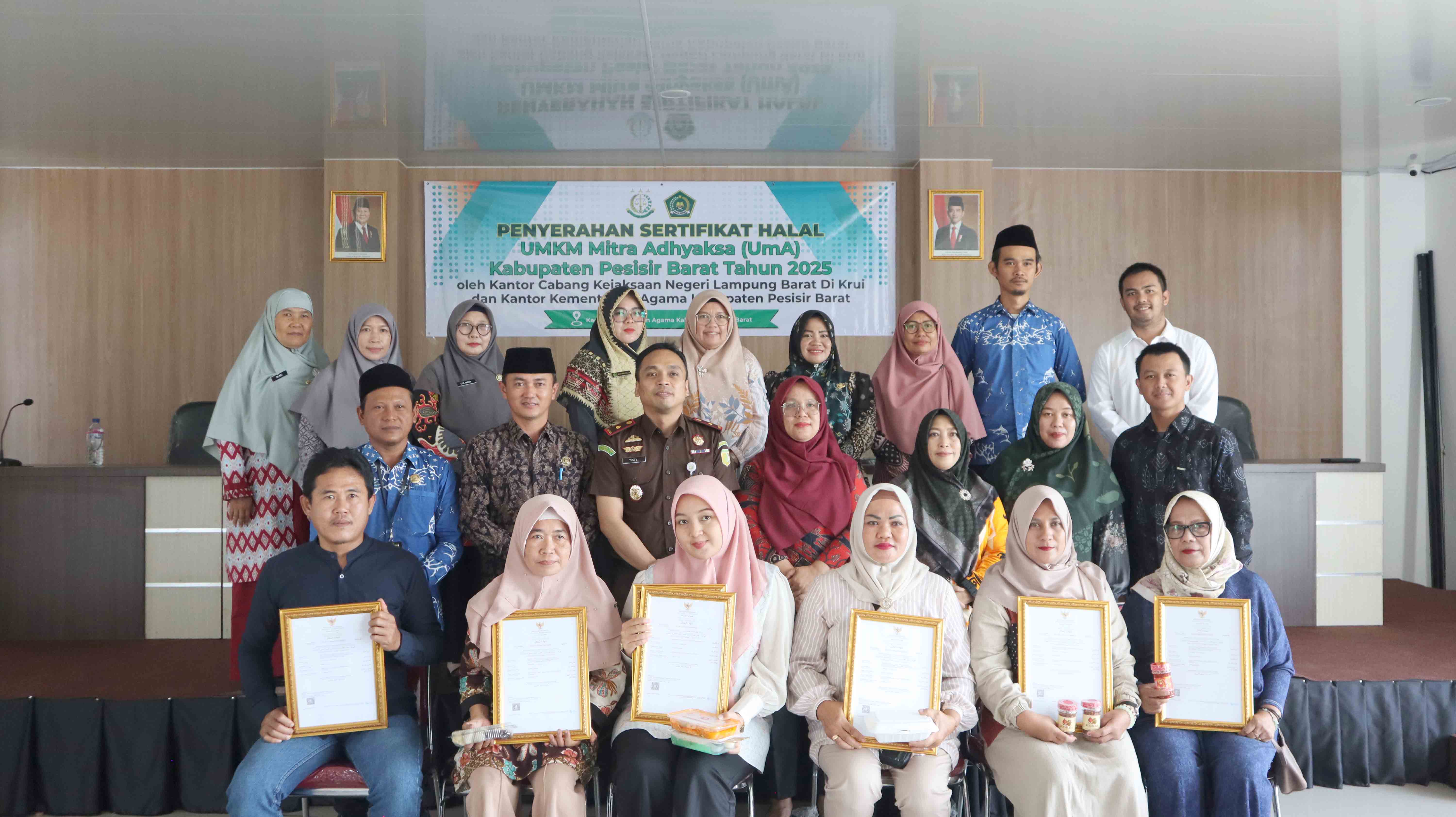 Kemenag Pesisir Barat dan Kejaksaan Lampung Barat Serahkan Sertifikat Halal untuk UMKM Mitra Adhyaksa 2025