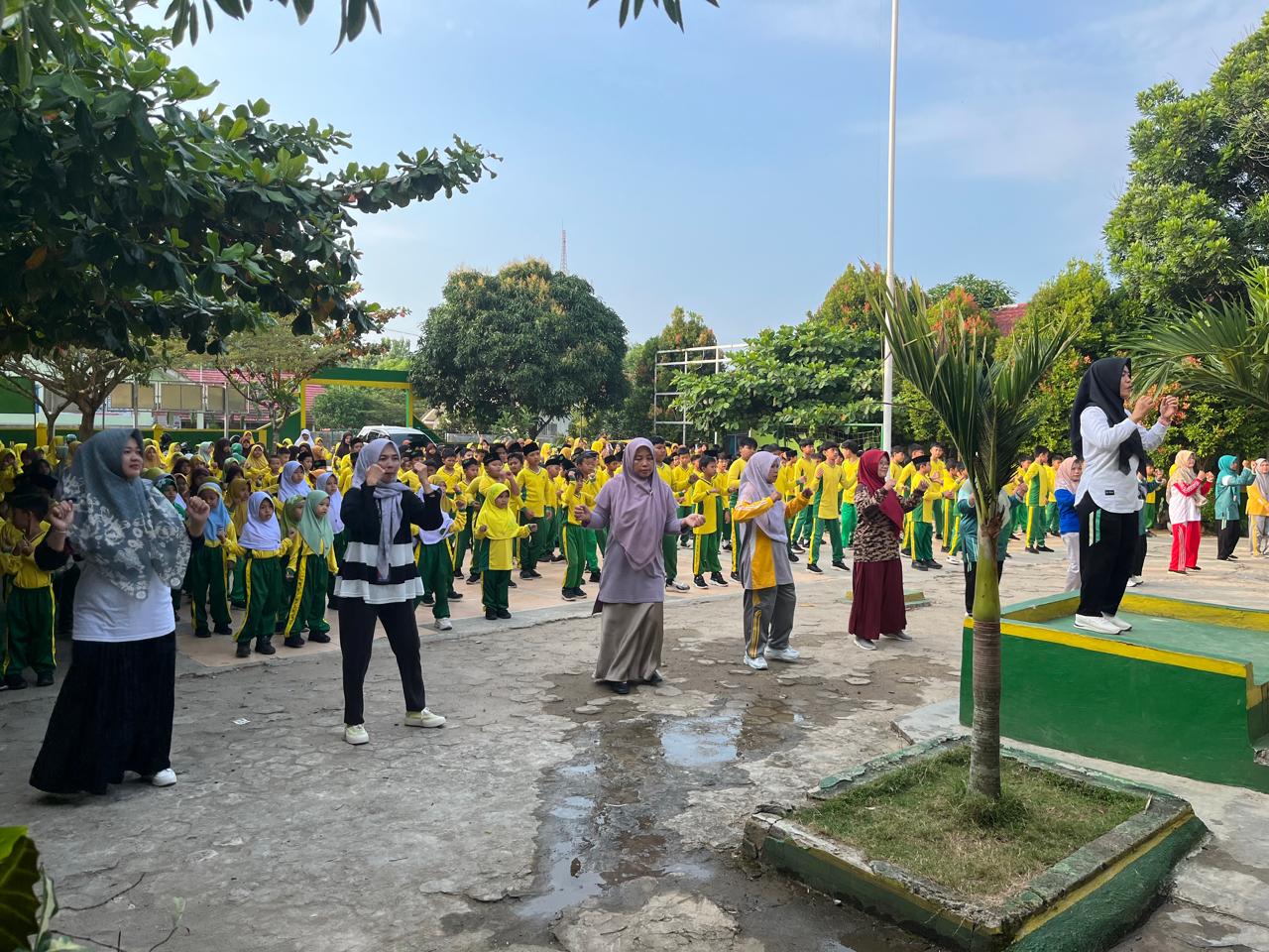 Senam Jumat Seru di MIN 1 Way Kanan