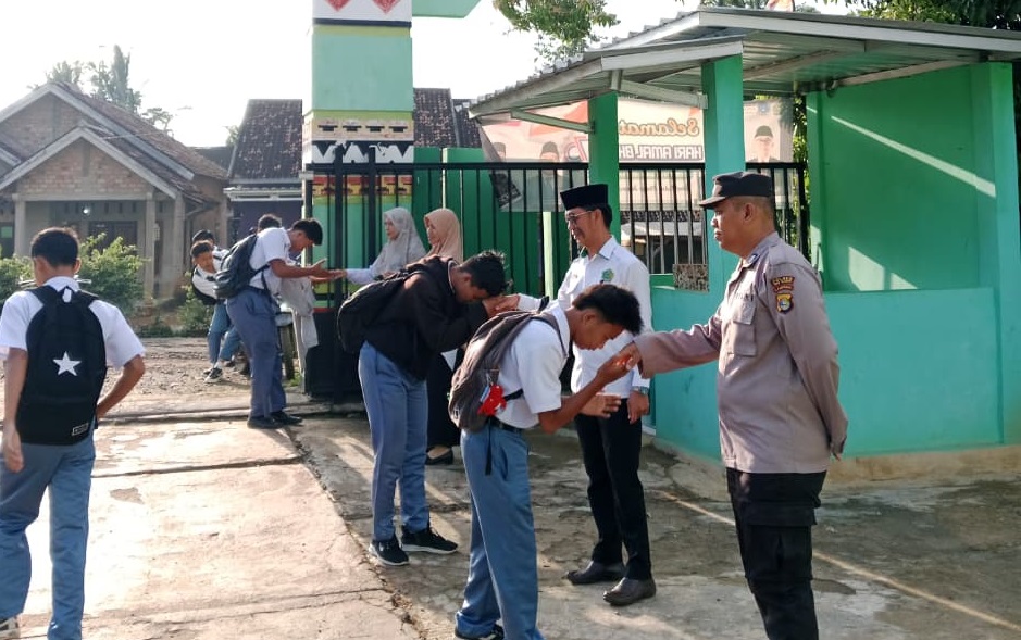 Bangun Semangat Sejak Gerbang: MAN 1 Way Kanan dan Polsek Baradatu Kolaborasi Sambut Siswa