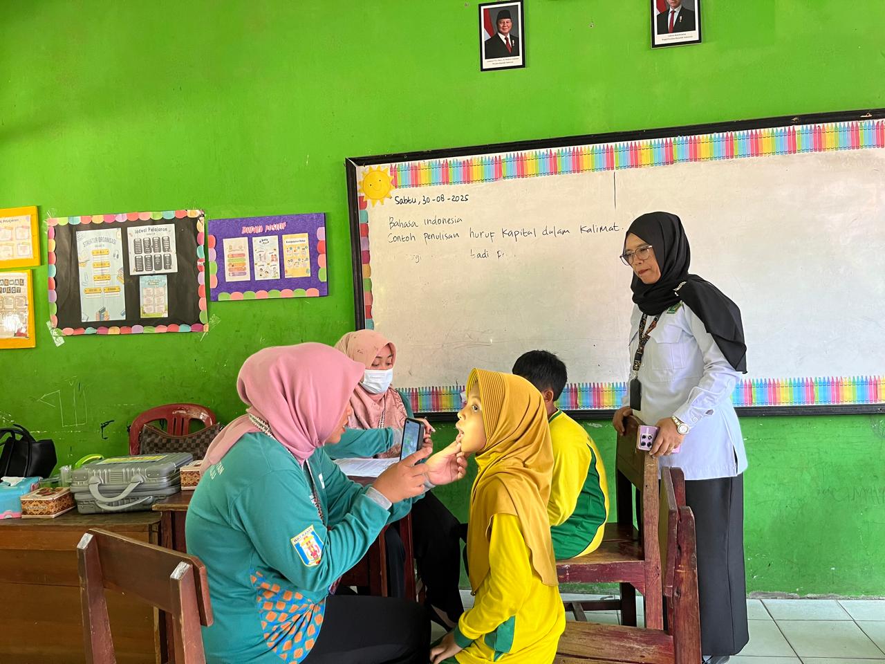 Ratusan Siswa MIN 1 Way Kanan Jalani Pemeriksaan Kesehatan Gratis