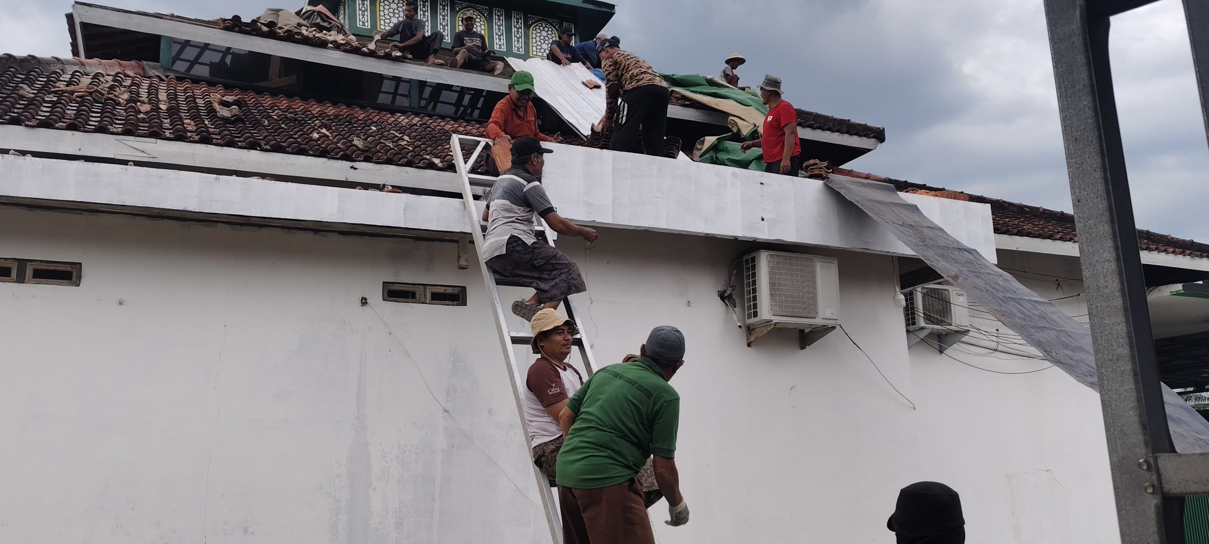 Gotong Royong Rehab Atap Masjid Baitul Huda, Wujud Kebersamaan KUA Pakuan Ratu dan Masyarakat