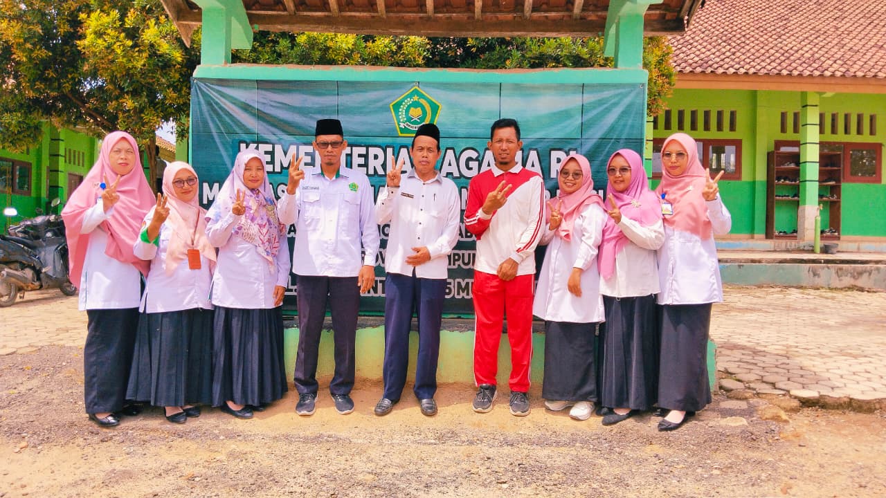 Supervisi Perangkat Pembelajaran di MTsN 2 Mesuji, Pengawas Madrasah Dorong Guru Tingkatkan Kualitas