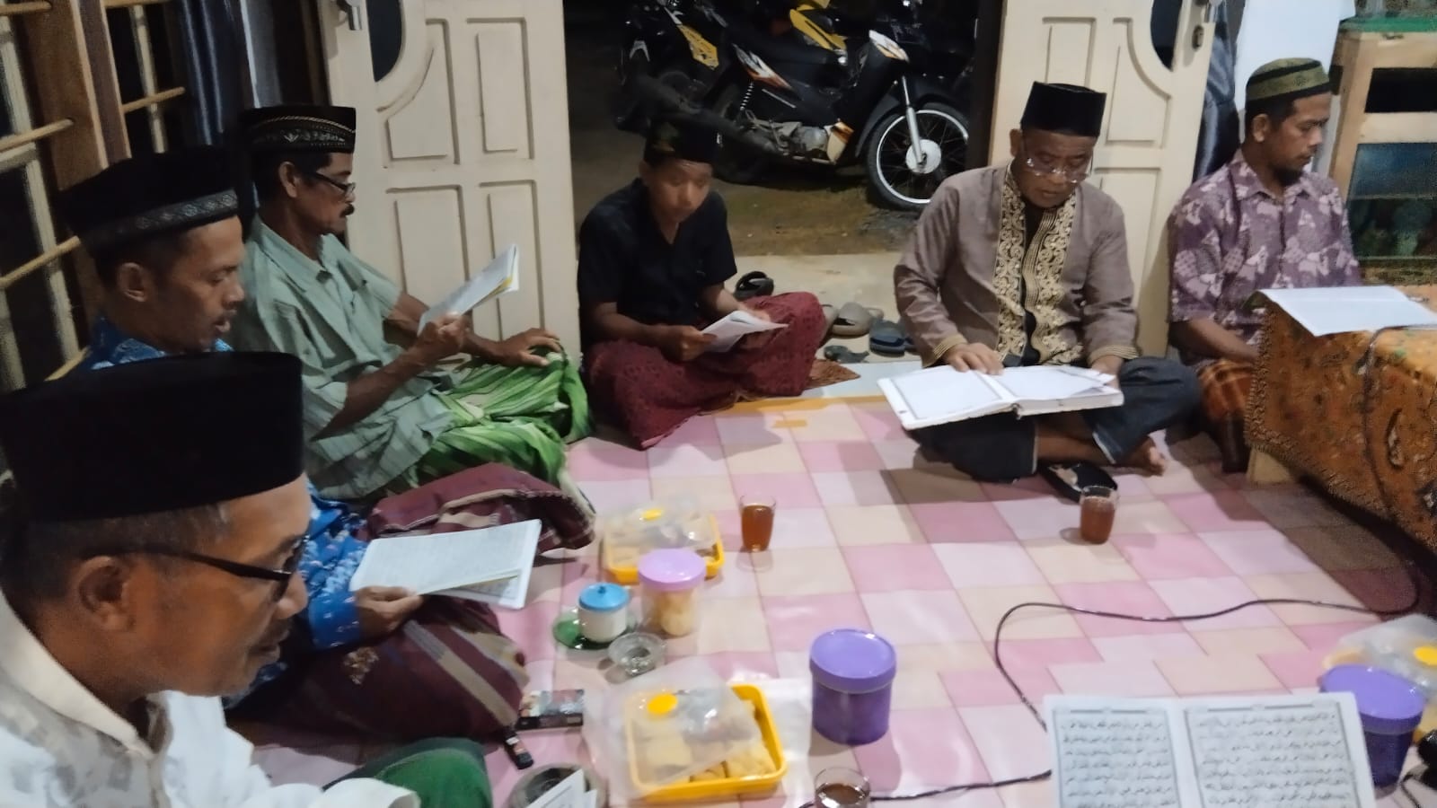 Penyuluh Agama KUA Blambangan Umpu Hadiri Kegiatan Rutin Khataman Al-Qur’an Majelis Taklim Nurul Iman