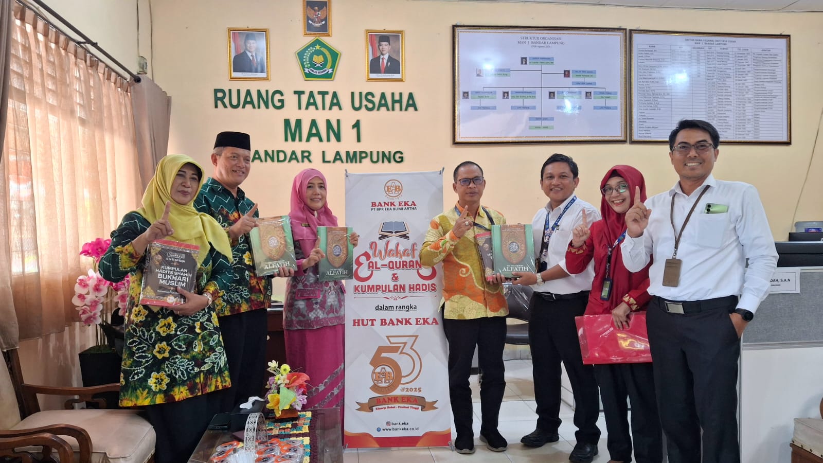 Bank Eka Gelar Aksi Sosial, Salurkan Wakaf Al-Qur’an dan Kumpulan Hadis di MAN 1 Bandar Lampung