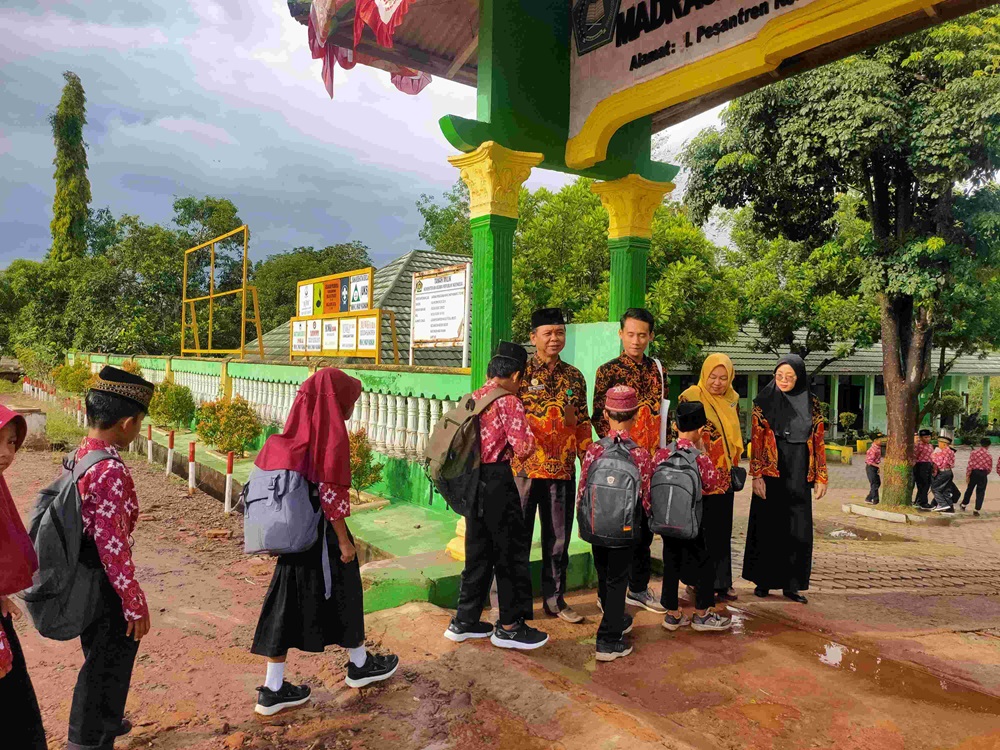 Tradisi Bersalaman di Pagi Hari, MIN 3 Way Kanan Tanamkan Sopan Santun pada Siswa