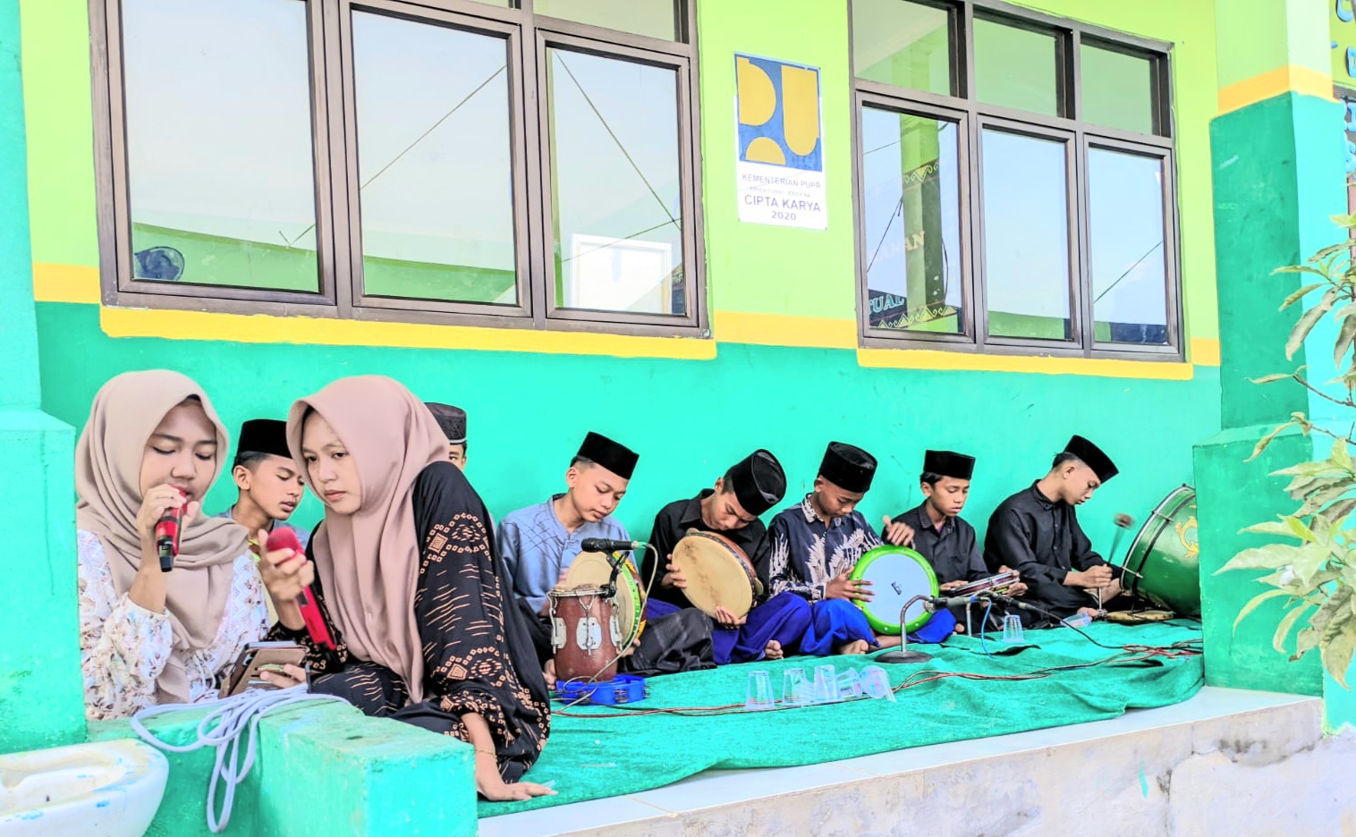Siswa-Siswi MTsN 2 Way Kanan Tampilkan Hadroh pada Peringatan Maulid Nabi Muhammad SAW