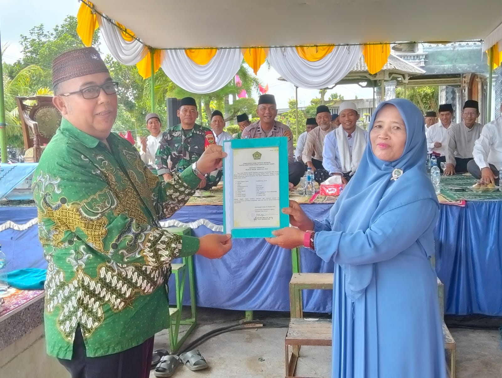 Kepala KUA Buay Bahuga Hadiri Peringatan Maulid Nabi Muhammad SAW dan Serahkan Sertifikat Majelis Taklim