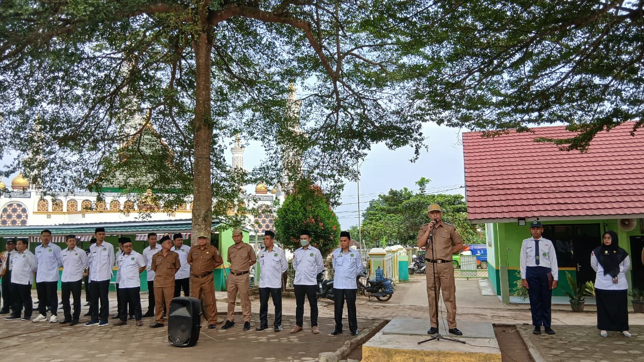 Perkuat Literasi, Kepala Dinas Perpustakaan Daerah Kabupaten Way Kanan Hadiri Upacara di MTs N 1 Way Kanan