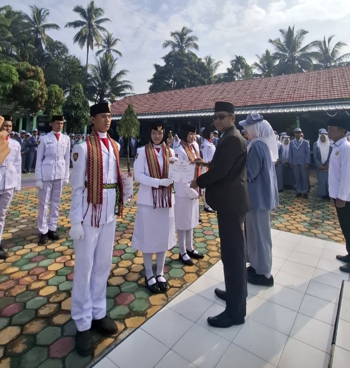 Gunawan Menyerahkan Sertifikat Penghargaan  Bagi Ketiga Peserta Didik Paskibraka MAN 1 Tanggamus