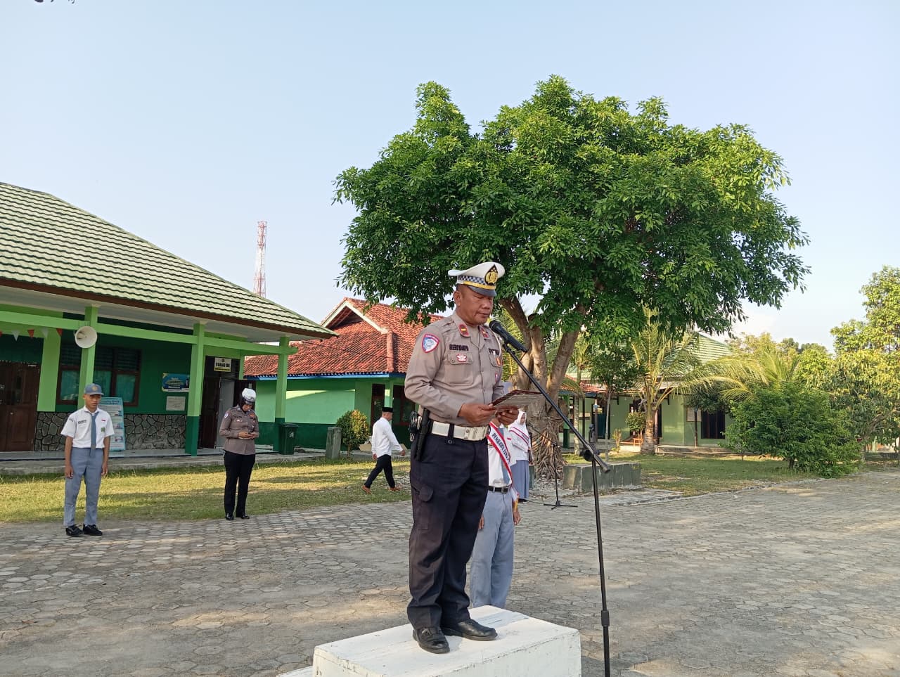 Aipda Heryanto, SH, dari Polres Kabupaten Lampung Selatan Sebagai Pembina Upacara Bendera di Mansalase
