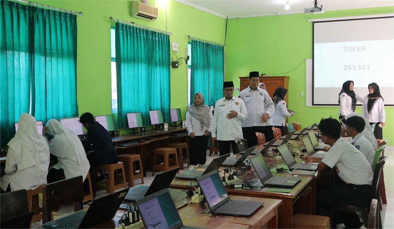 Kepala Kemenag Kota Bandar Lampung Monitoring Uji Coba OMI 2025 di MTsN 2 Bandar Lampung