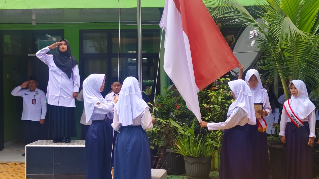 Senin Inspiratif di MTsN 1 Tanggamus: Wiyati Ajak Siswa Jaga Madrasah dan Maksimalkan Literasi Online