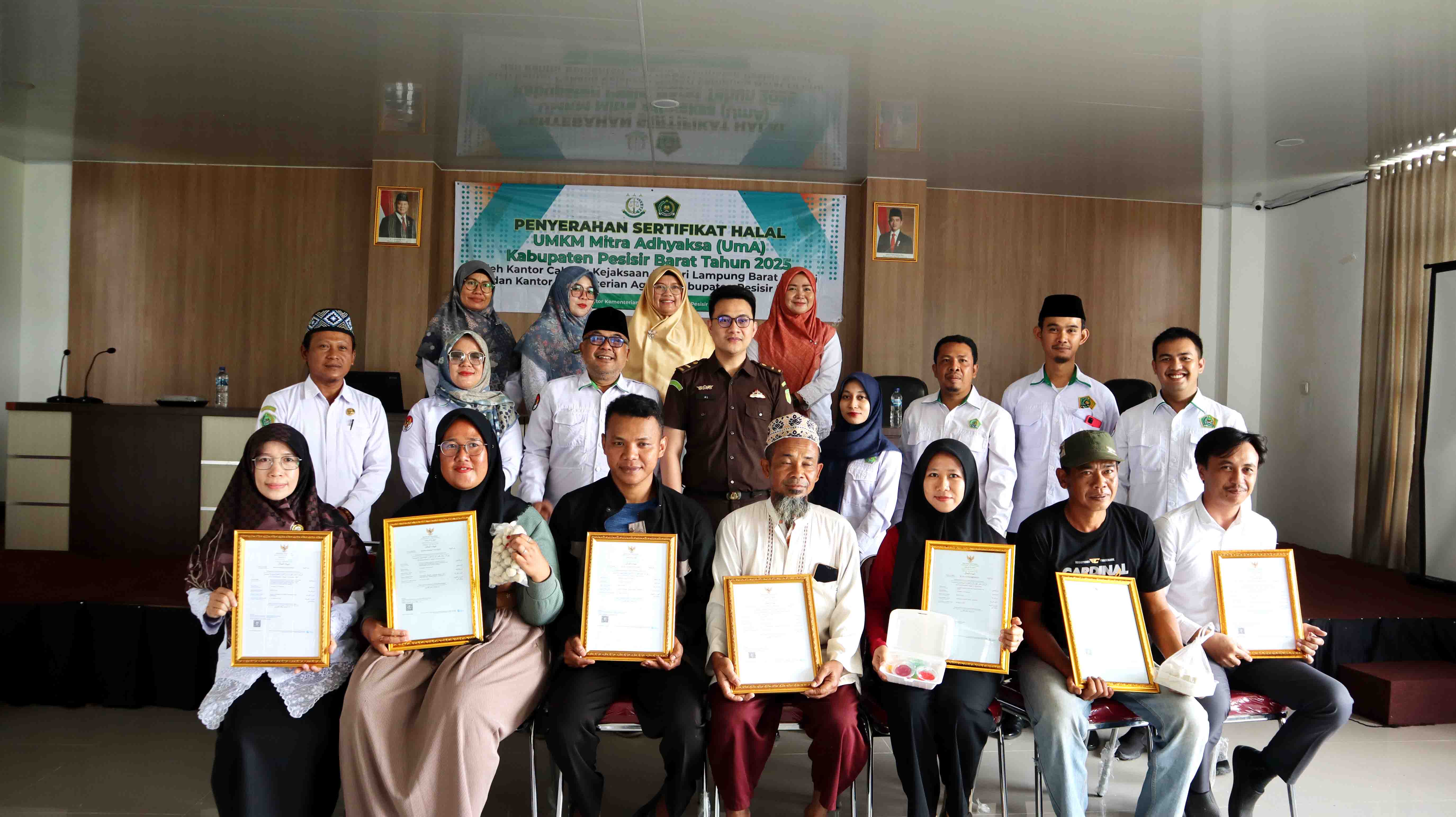 Kemenag Pesisir Barat Bekerja Sama dengan Cabjari Krui Serahkan Sertifikat Halal kepada 7 UMKM