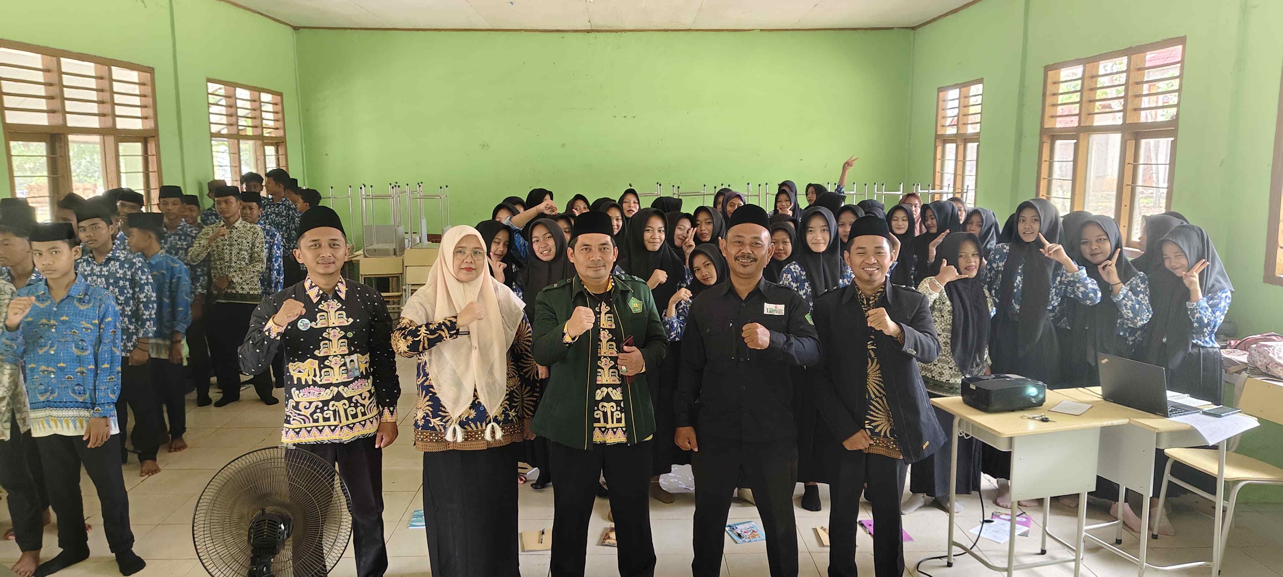 KUA Pakuan Ratu Gelar BRUS di SMP Al-Falakhussa’adah: Bekal Remaja Menuju Generasi Islami