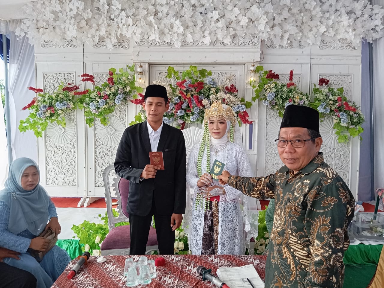 Penghulu KUA Rebang Tangkas Tekankan Nilai Komunikasi dan Iman dalam Akad Nikah Taufik–Nuriyah