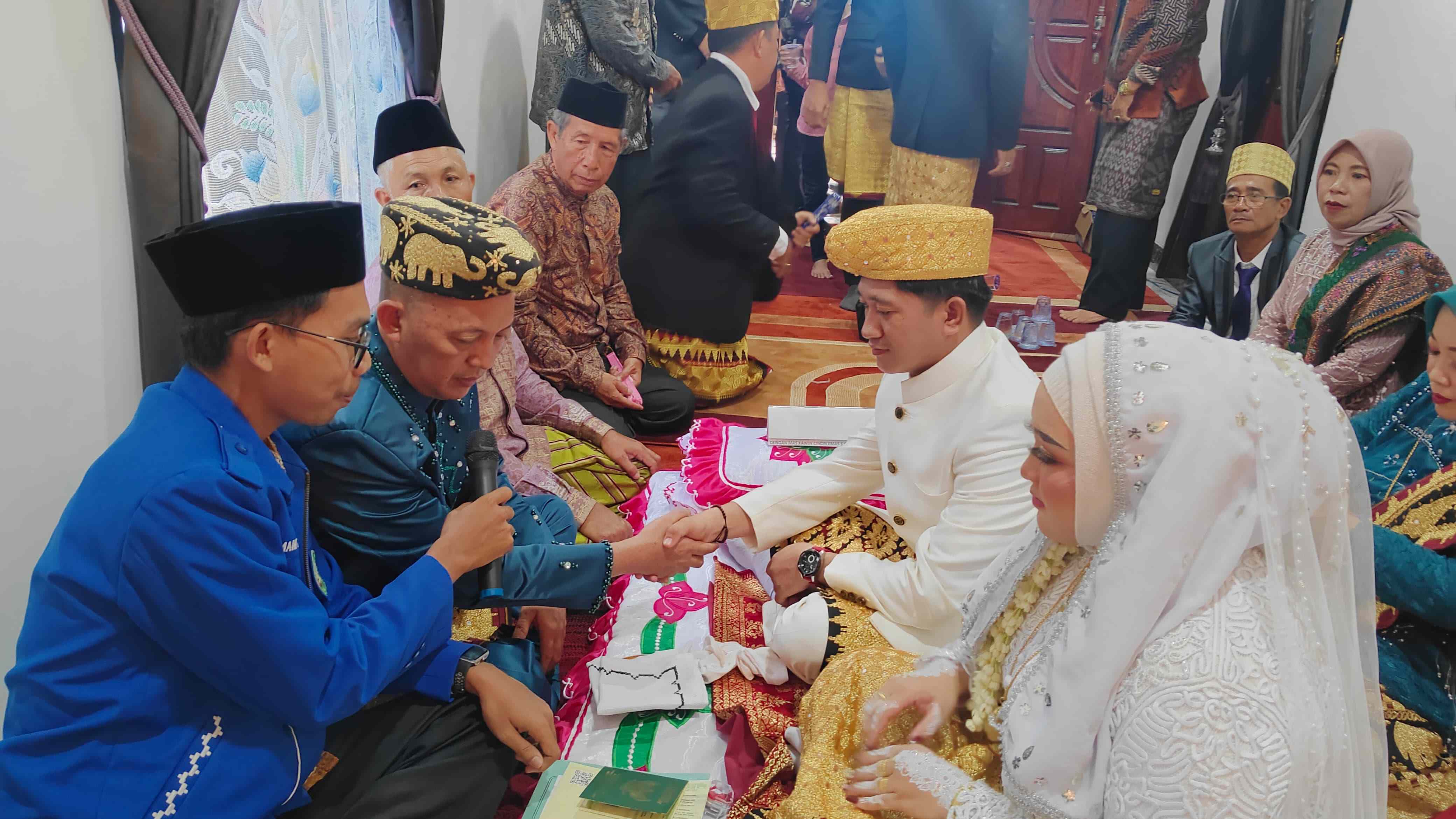 Penghulu KUA Negeri Besar Sampaikan Khutbah Nikah: Roma dan Febri Resmi Mengarungi Bahtera Rumah Tangga