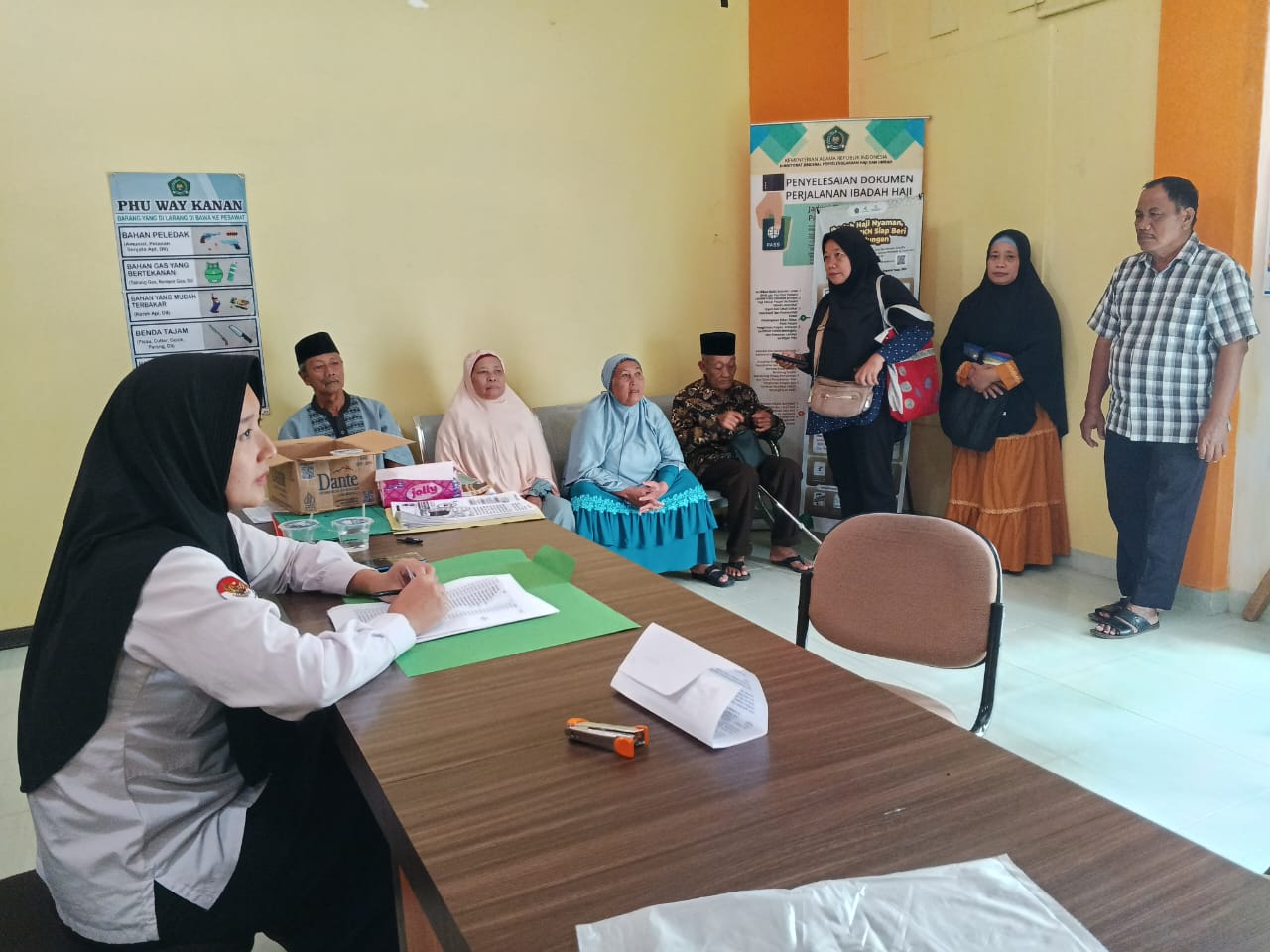 Delapan Calon Jemaah Haji Rebang Tangkas Ikut Perekaman Paspor di Kantor Kemenag Way Kanan