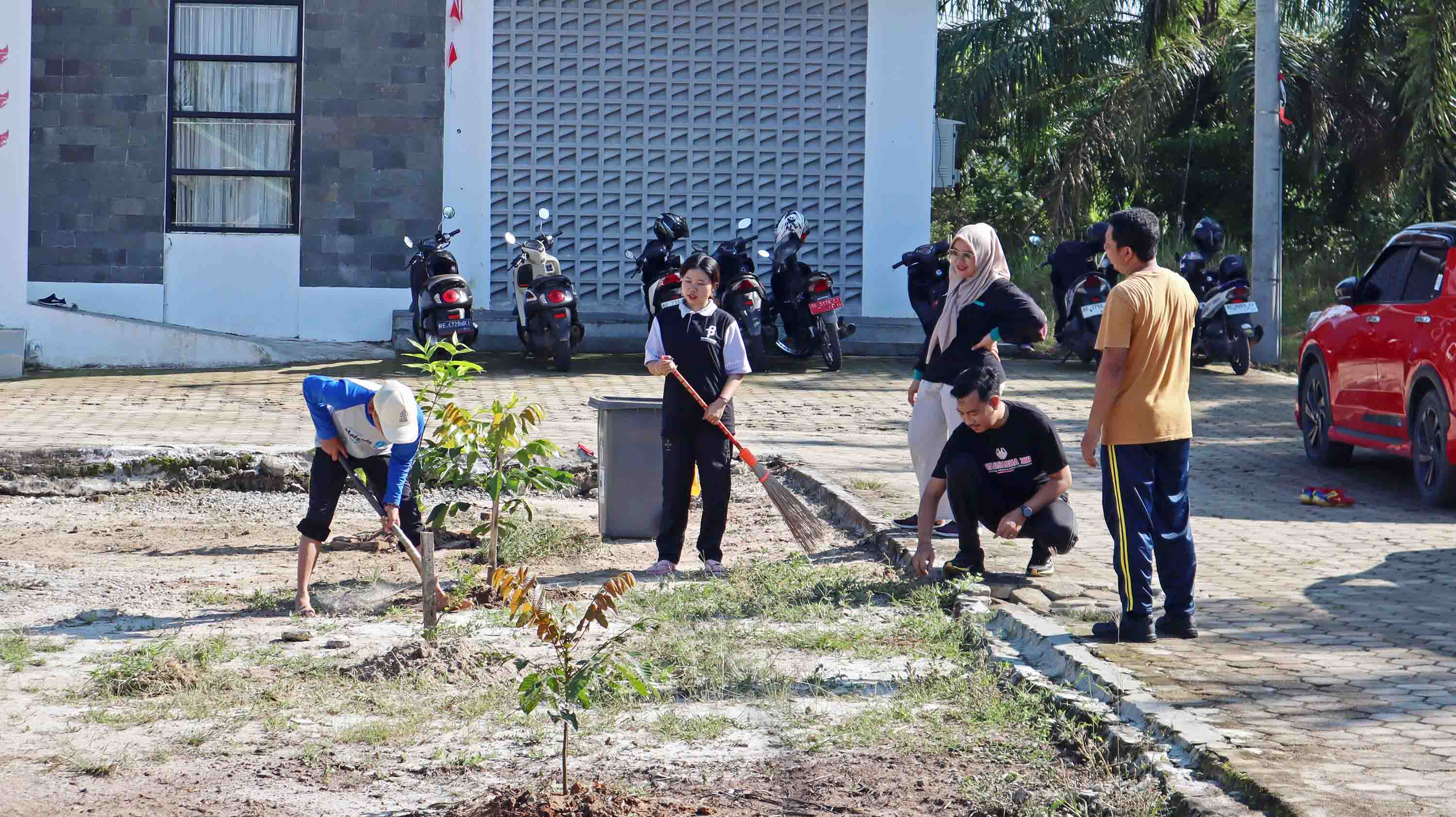 Dukung World Cleanup Day 2025, Kantor Kementerian Agama Kabupaten Pesisir Barat Gelar Aksi Bersih-Bersih di Lingkungan Kantor