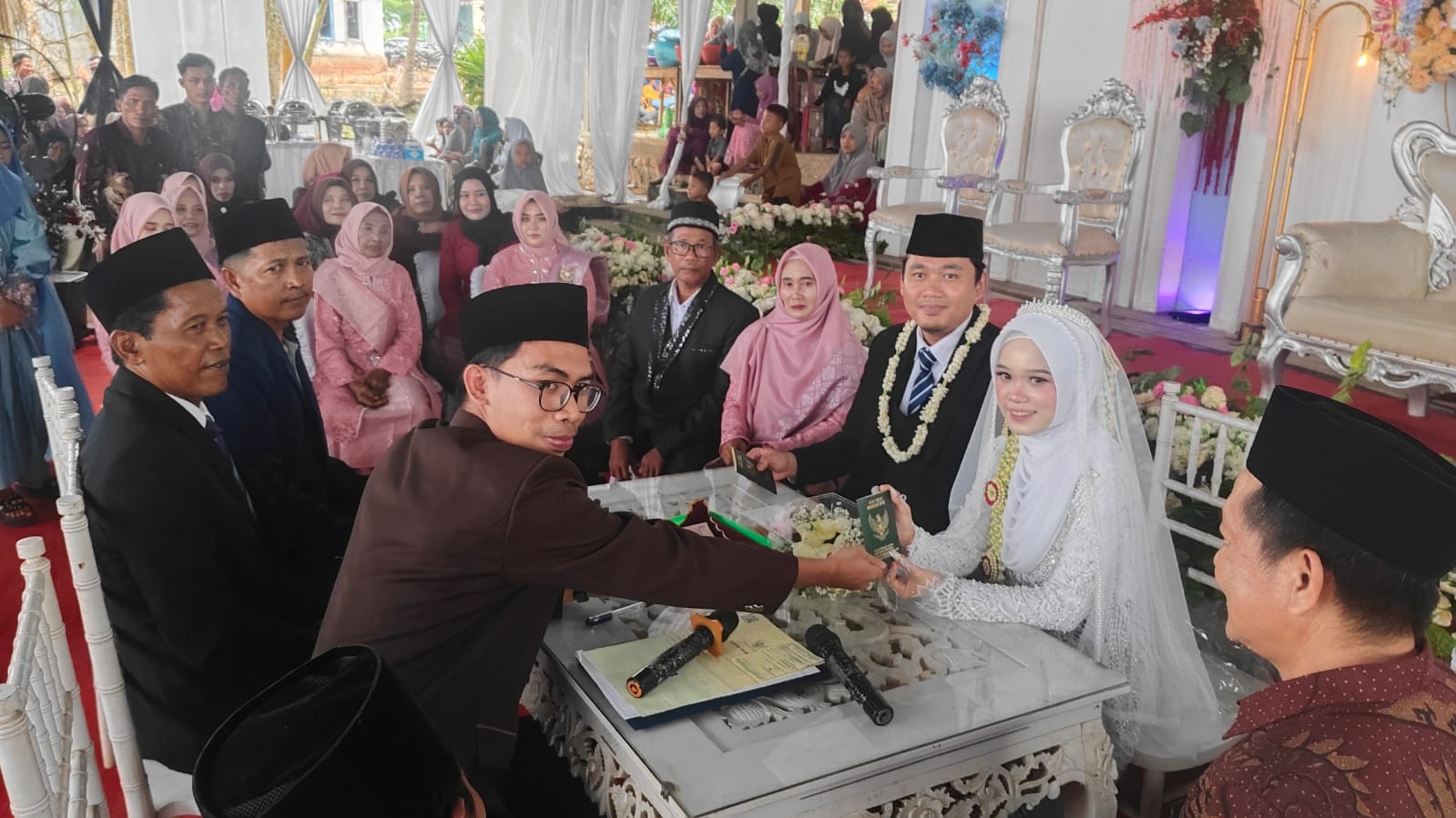 Penghulu KUA Negeri Besar Sampaikan Khutbah Nikah di Kampung Sri Basuki