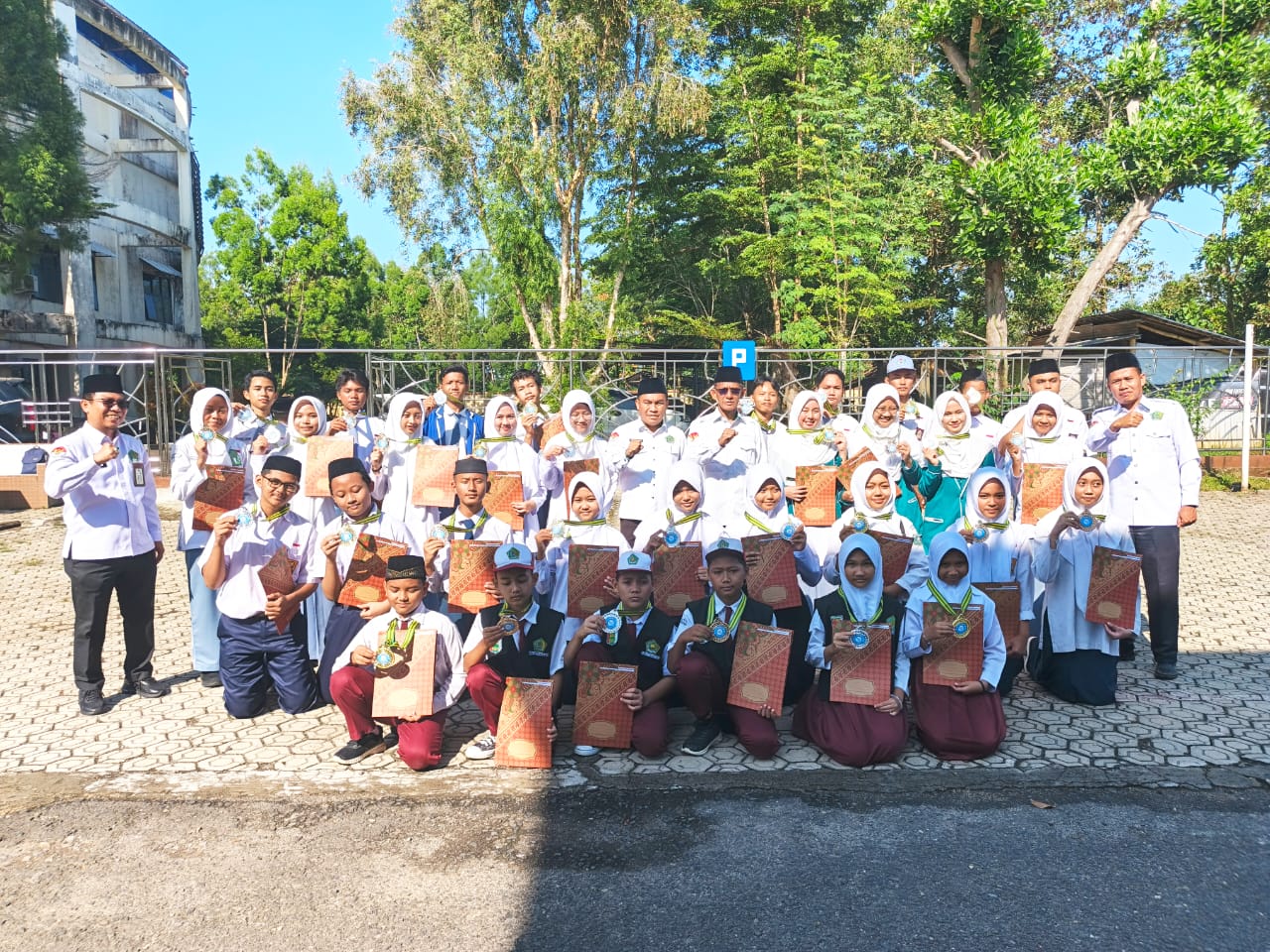 Ka Kemenag Pesawaran Serahkan 33 Medali kepada Siswa Berprestasi dalam OMI 2025 Tingkat Kabupaten Pesawaran