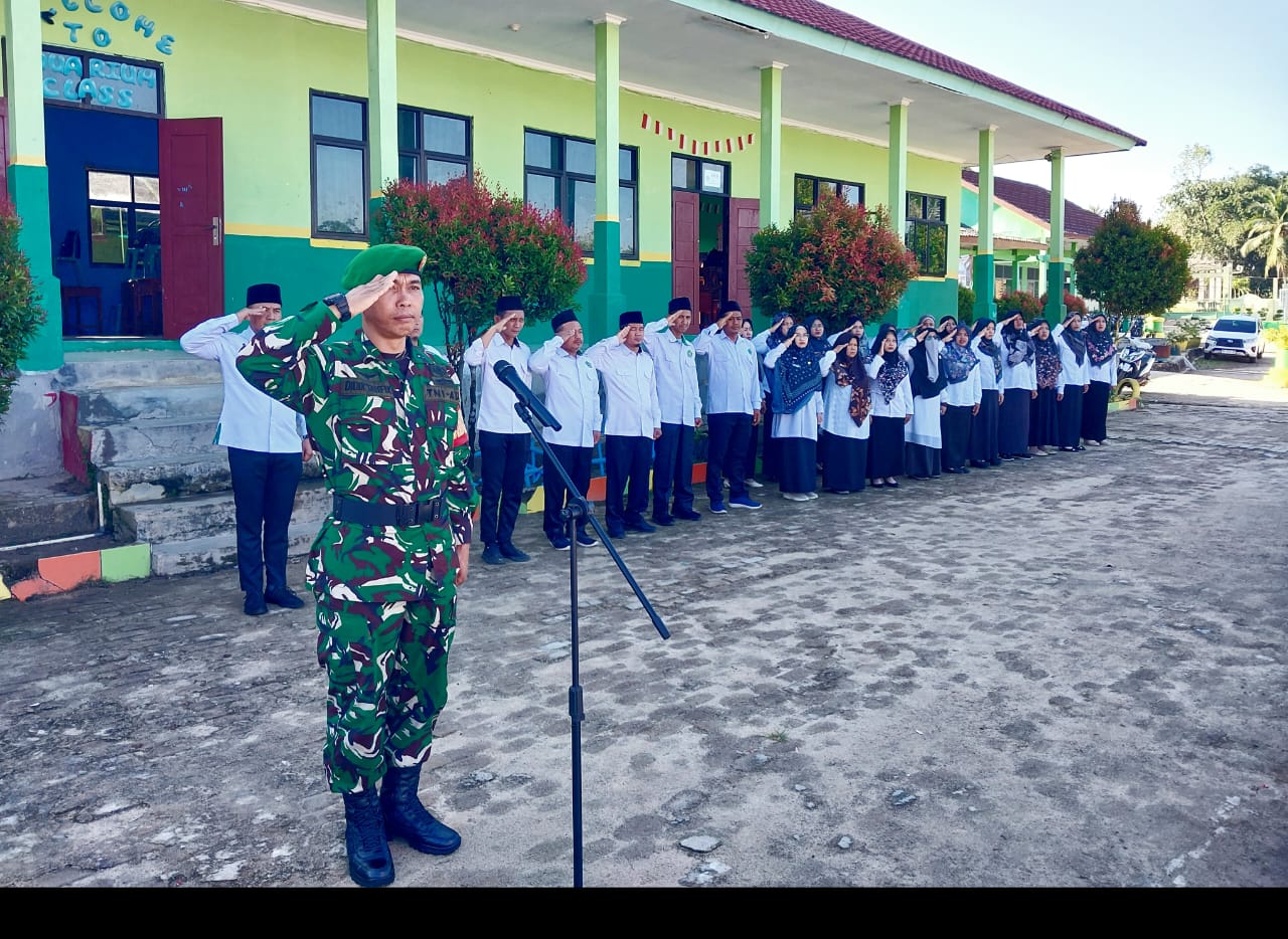 Sertu Didik Taufik, Anggota TNI Koramil Pakuan Ratu Jadi Pembina Upacara di MTsN 2 Way Kanan