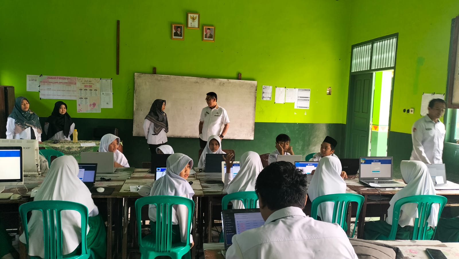 Pastikan Kelancaran, Kasi Penmad Monitoring ANBK di MIS Mathla’ul Anwar dan MIN 2 Tanggamus