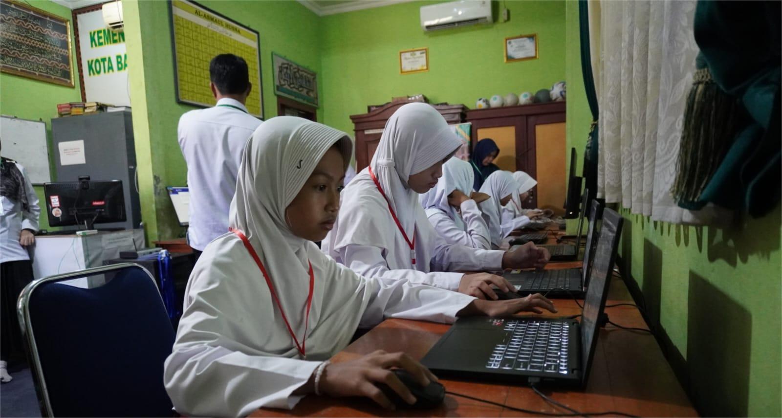 30 Siswa/i MIN 1 Bandar Lampung Ikut Asesmen Nasional Berbasis Komputer (ANBK) Tahun 2025 Dengan Pendampingan Dari Kemenag RI
