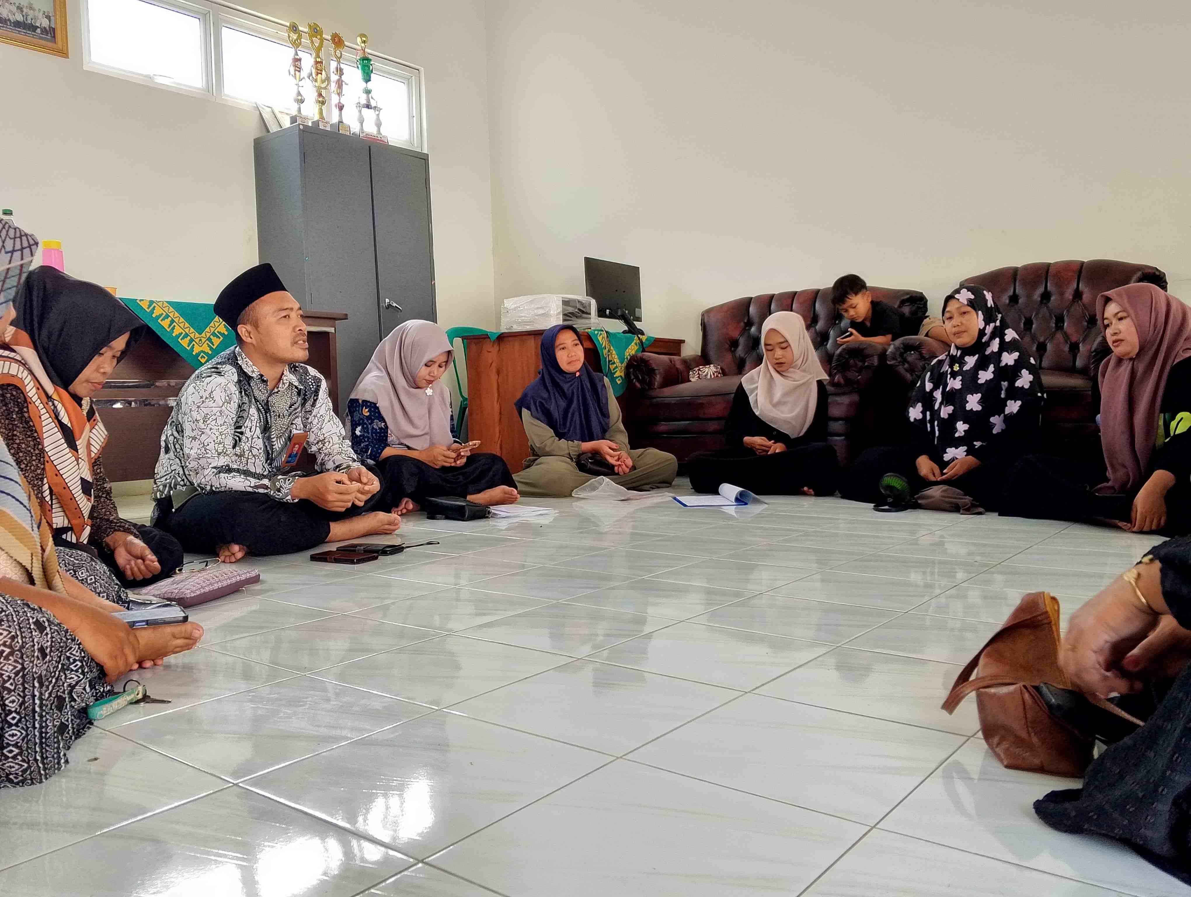 Penyuluh Agama KUA Kasui Rapat Koordinasi Bersama Ketua Majelis Taklim Jelang Istighosah di Kampung Kasui Lama