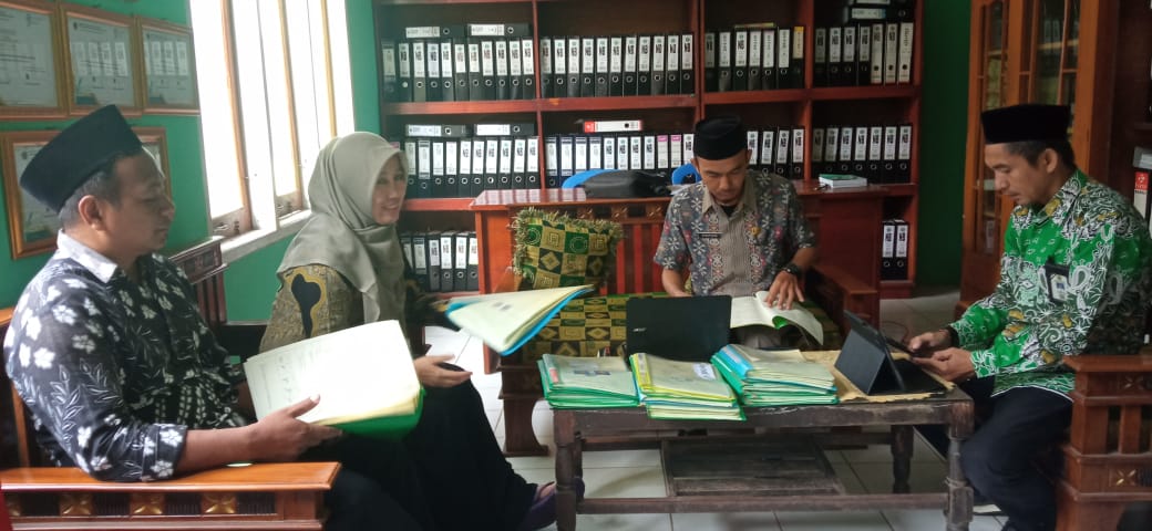 KUA Kecamatan Baradatu Lakukan Alih Media Arsip Percepatan Digitalisasi untuk Reformasi Birokrasi