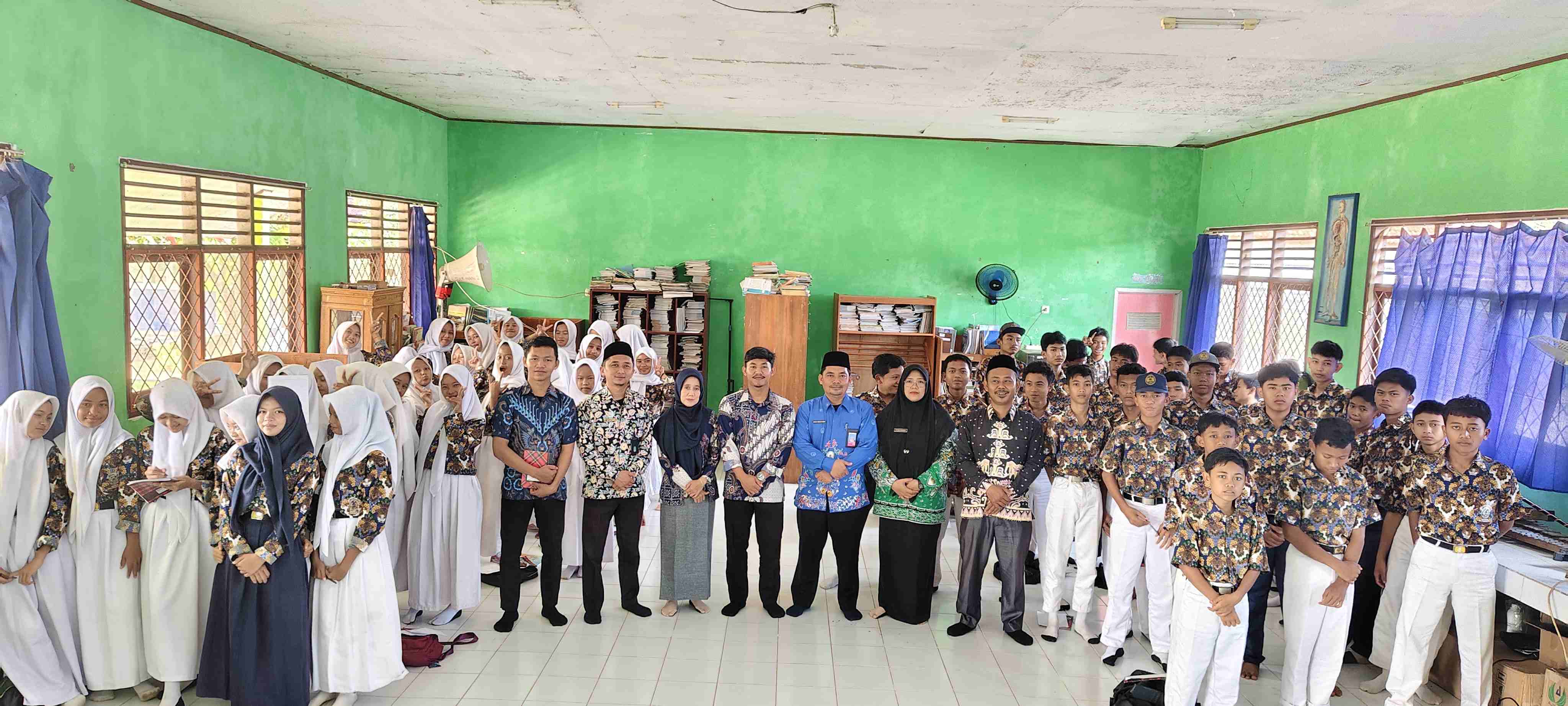 Tingkatkan Akhlak dan Literasi Keagamaan, KUA Pakuan Ratu Gelar BRUS di SMP Beringin Ratu 2