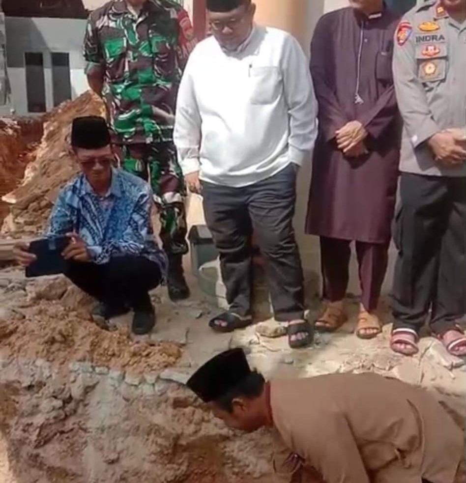 Kepala KUA Negara Batin Letakkan Batu Pertama Pembangunan Masjid Ainul Yaqin Sri Mulyo