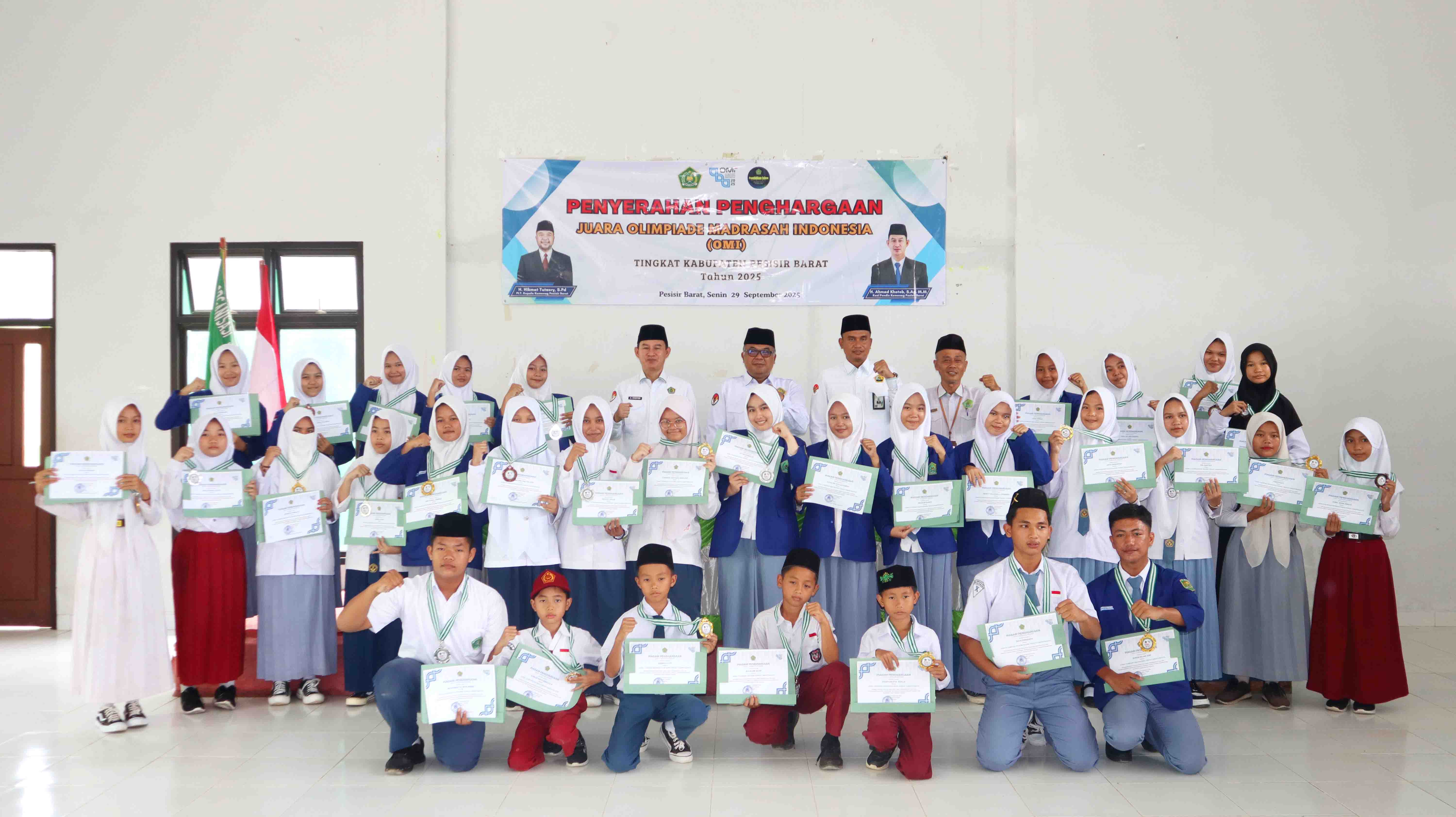 33 Siswa Pemenang OMI 2025 Tingkat Kabupaten Pesisir Barat Terima Trofi dan Piagam Penghargaan